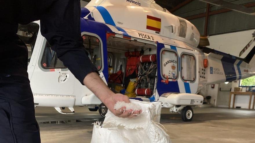 El helicóptero Pesca 2 de Gardacostas recupera un saco de pélets en Valdoviño