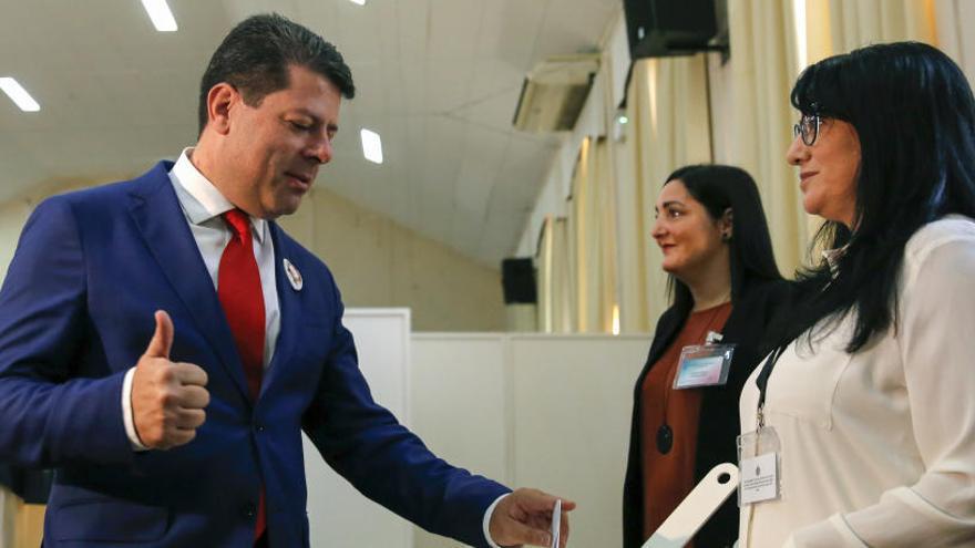 Fabian Picardo deposita su voto.