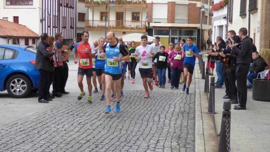 Los participantes, en la salida de la carrera.