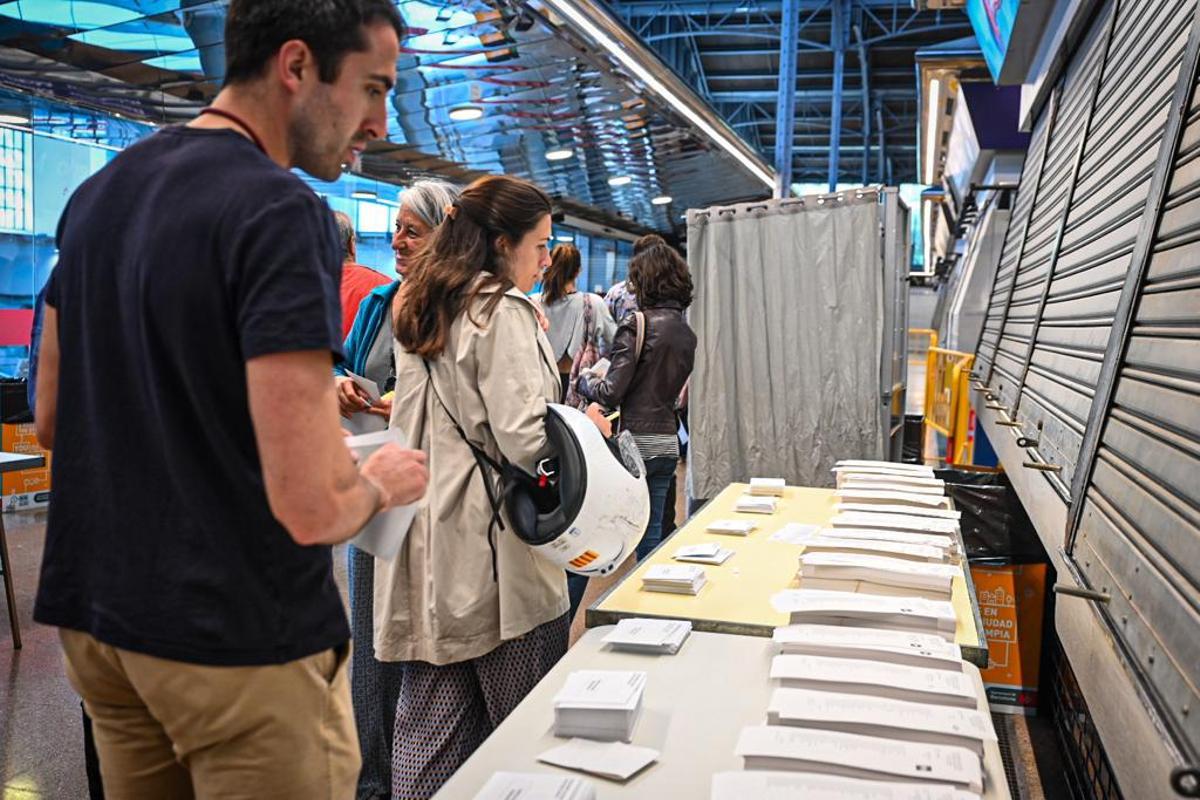 Votaciones en el mercado del Ninot, en Barcelona