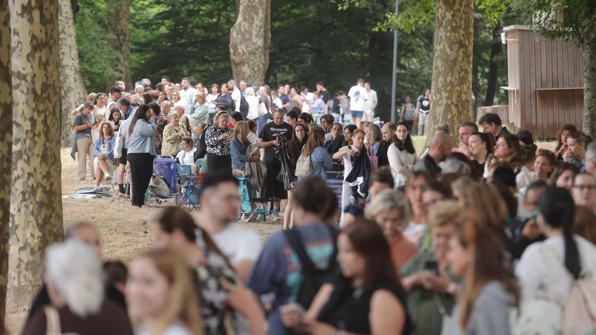 Cientos de personas hacen cola en Castrelos para conseguir entradas para ver los conciertos desde la platea.