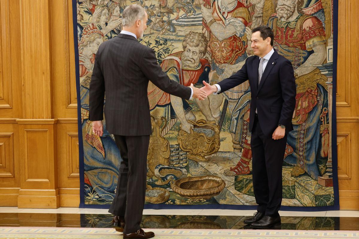 MADRID, 21/07/2026.- El rey recibe en audiencia al presidente de la Junta de Andalucía, Juanma Moreno, tras su nombramiento en el cargo, este martes en el Palacio de La Zarzuela. Moreno tomó posesión en el cargo el día 5 de julio de 2026 para un tercer mandato como presidente de Andalucía. EFE/Chema Moya