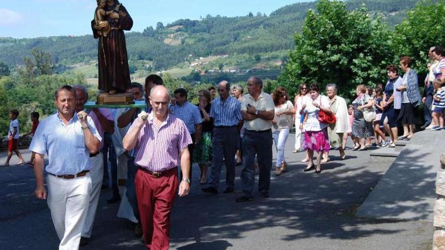 La procesión en honor de San Antonio saliendo, ayer por la mañana, de la iglesia de Peón.