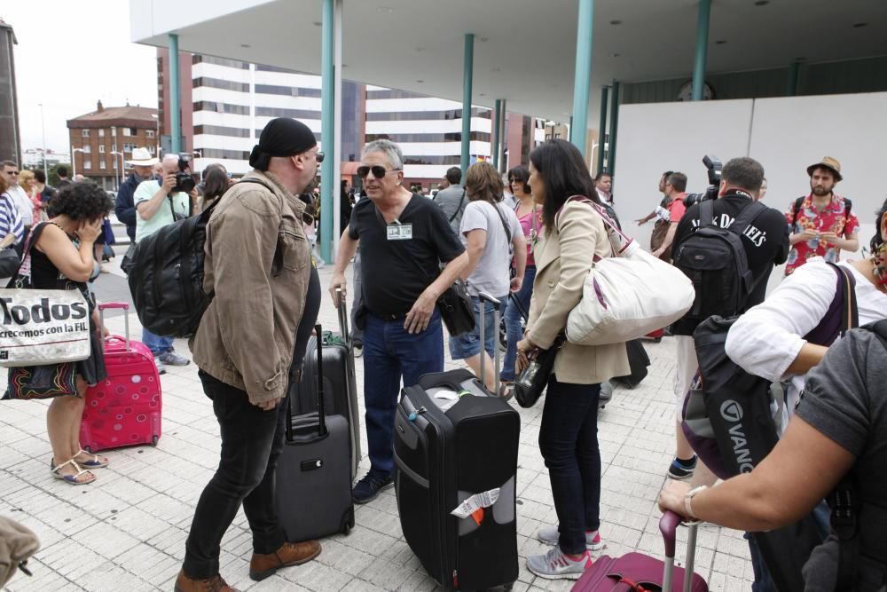 Llegada del "tren negro" a la estación de Gijón.