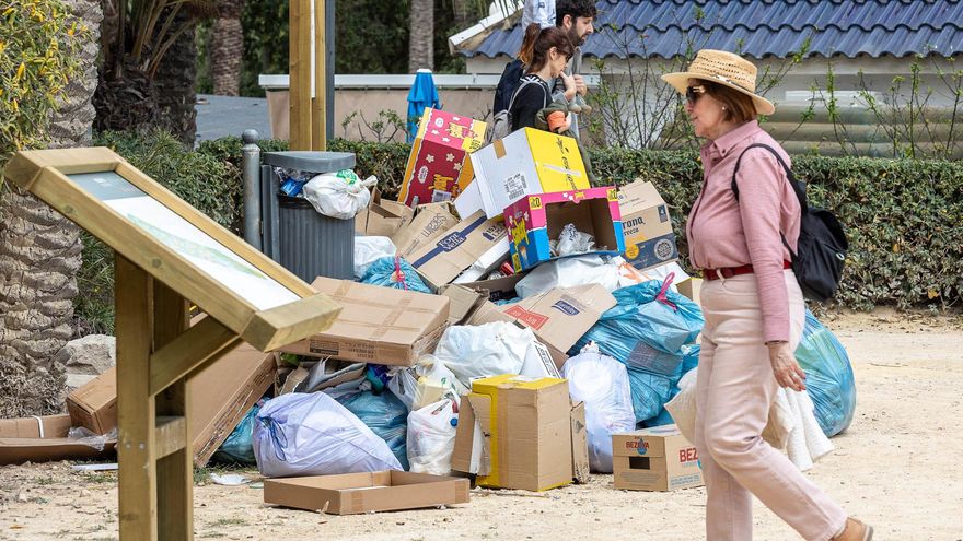 La basura conquista el parque El Palmeral