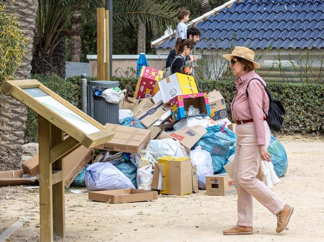 La basura conquista el parque El Palmeral