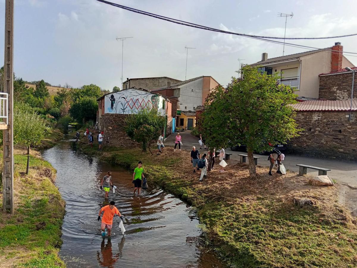 Vecinos de Riofrío se remangan para limpiar las aguas de su río