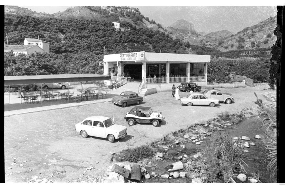 En una jornada en las Fuentes del Algar no podía faltar el baile y la bebida y comida en un bar de la zona o en el suelo del campo. Estas imágenes son de 1969.
