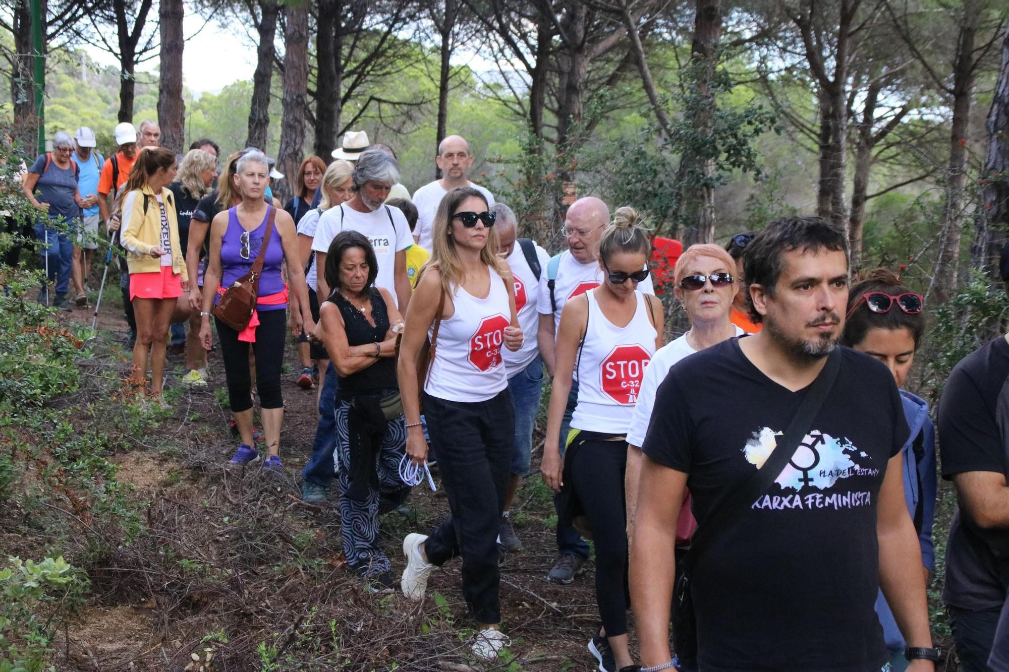 Els activistes han demanat la reobertura del camí de ronda al seu pas per Can Juncadella