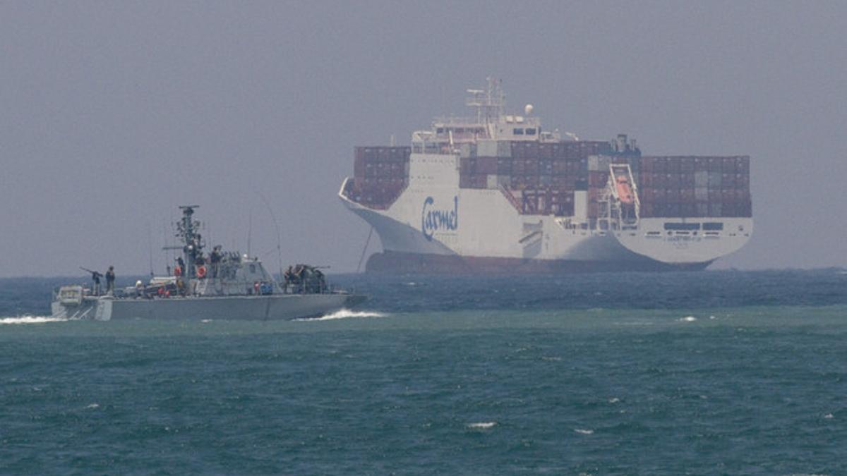 Un barco de la Marina israelí cerca del puerto de Ashdod.