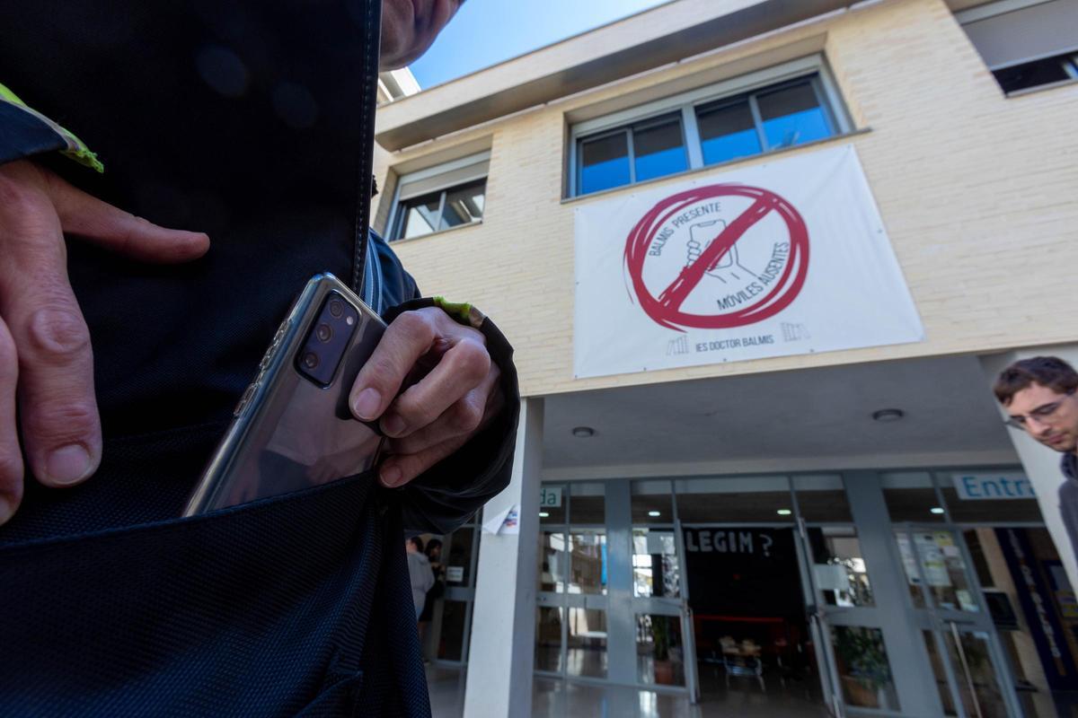 Un cartel que prohíbe los móviles en el IES Doctor Balmis de Alicante, anterior al decreto autonómico
