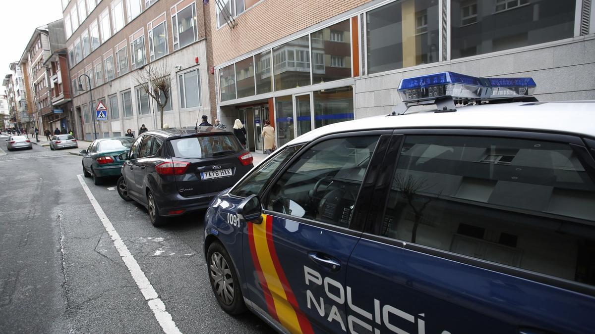 Un coche de la Policía Nacional ante los juzgados de Avilés.