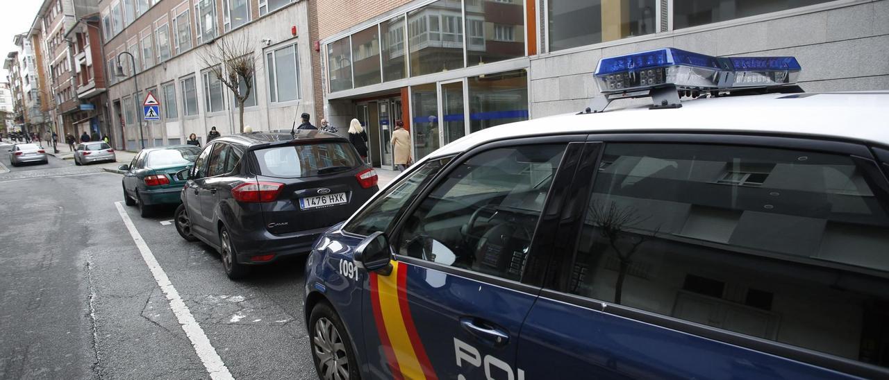 Un coche de la Policía Nacional ante los juzgados de Avilés.