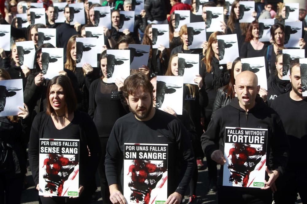 Los antitaurinos se concentran a las puertas del ayuntamiento de Valencia