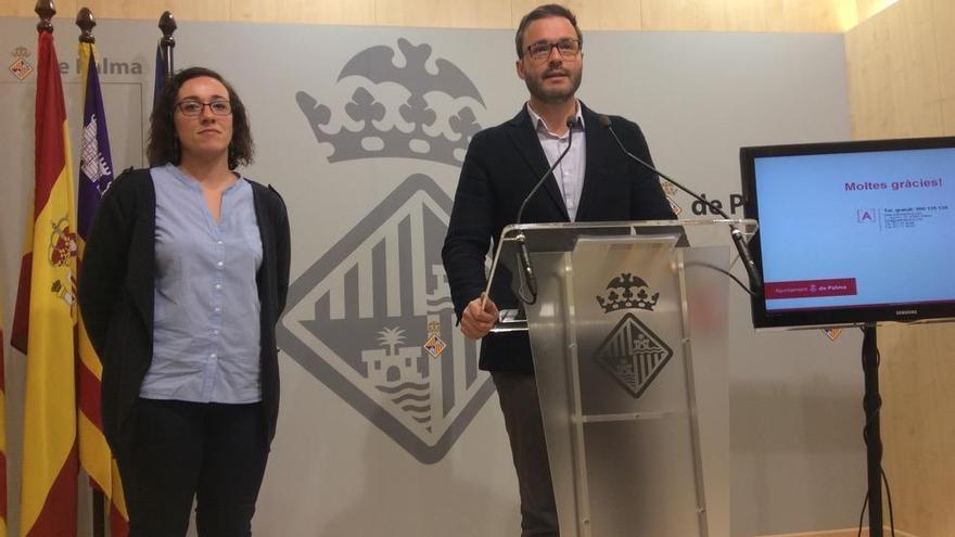 El alcalde, José Hila, y la concejala de Coerción y Turismo, Joana María Adrover.