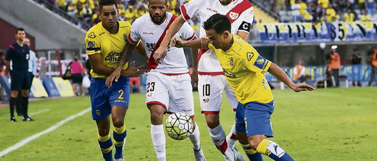 Roque Mesa y Roberto Trashorras luchan por un balón durante el UD-Rayo Vallecano de la primera vuelta.