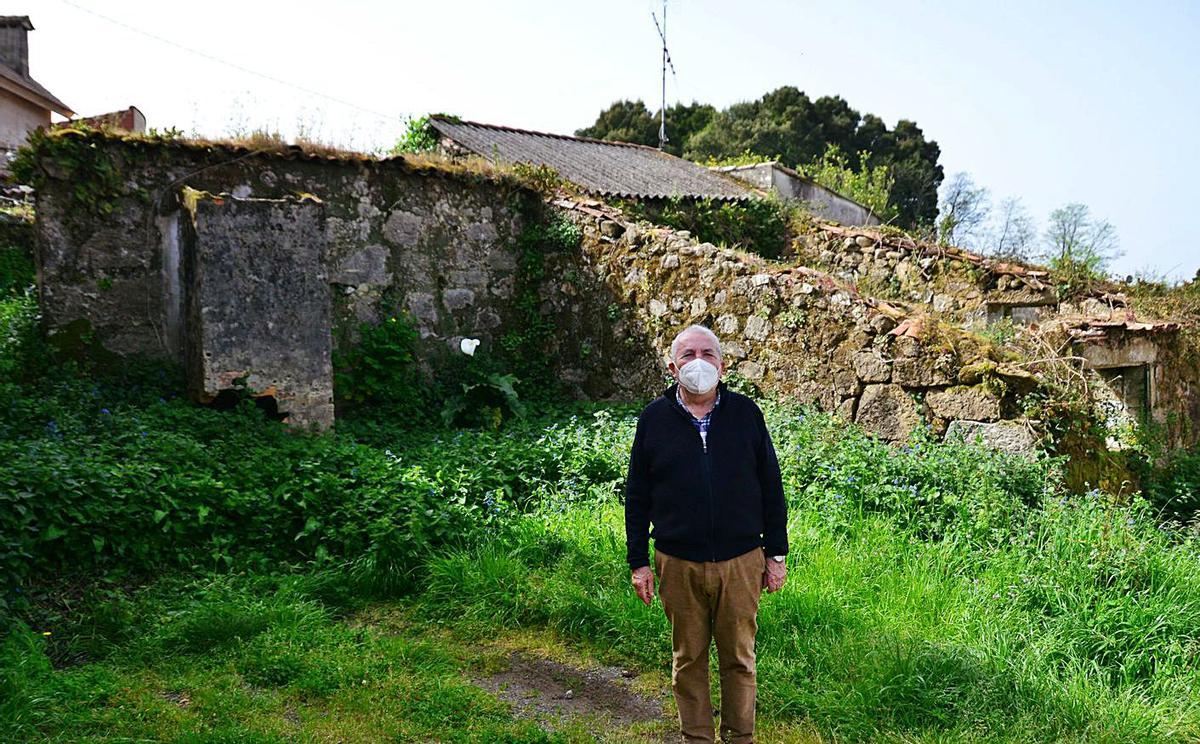 Manuel Uxío García Barreiro, ante vivendas antigas no “Casal de abaixo”, onde naceu o mecenas.   | // G.N.