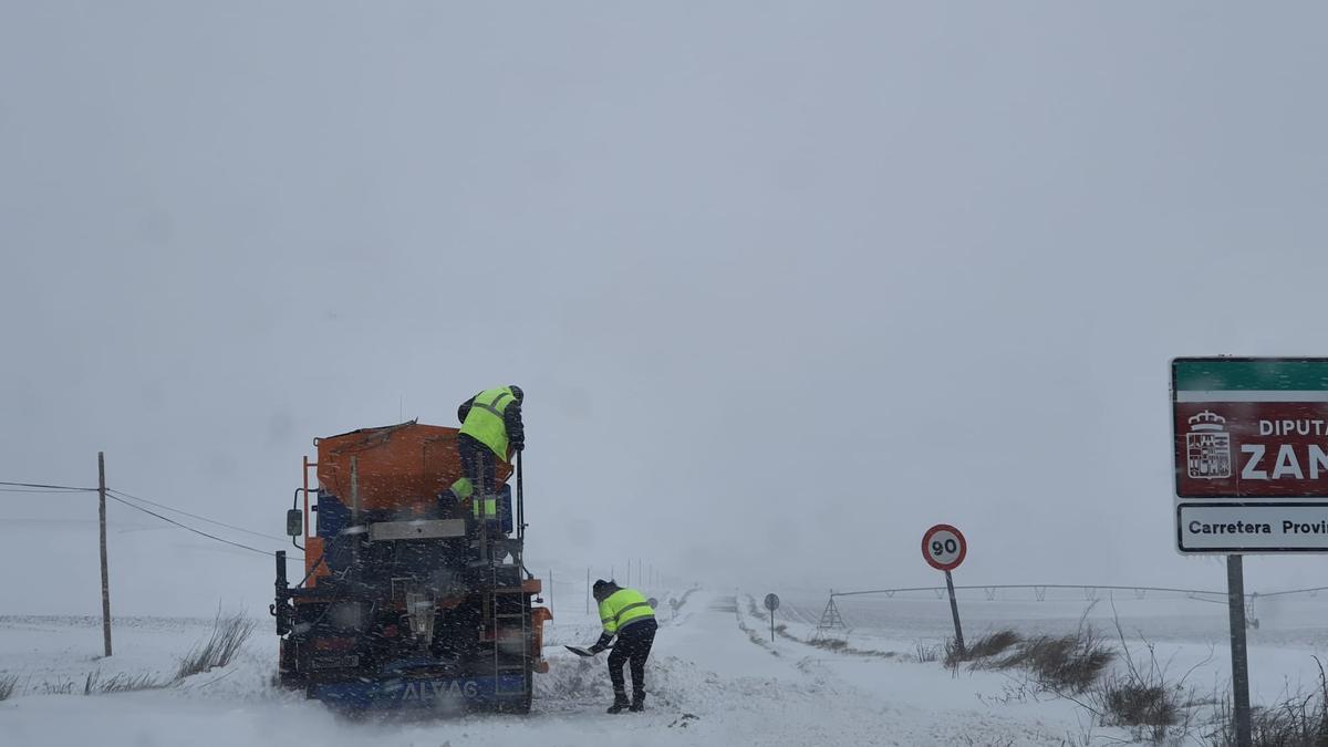 Dos operarios de la Diputación de Zamora trabajan para despejar una carretera.