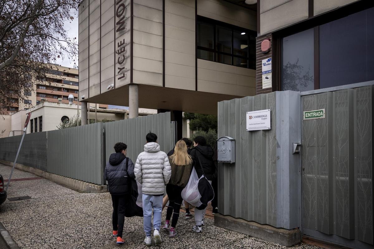 Alumnos del Liceo Francés Molière de Zaragoza entrando al colegio, este lunes.