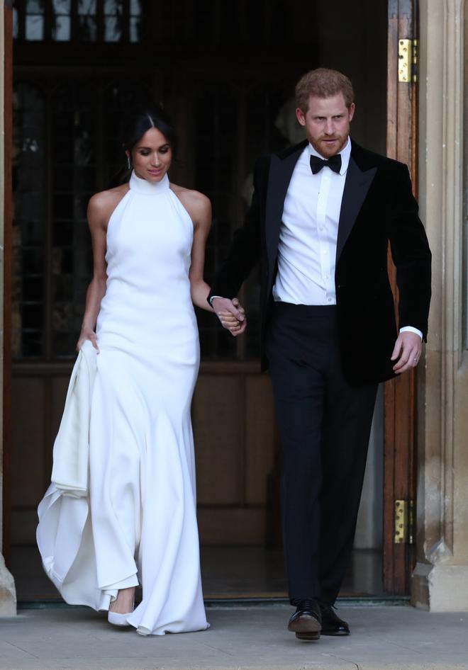 Meghan Markle con vestido de novia con cuello halter de Stella McCartney