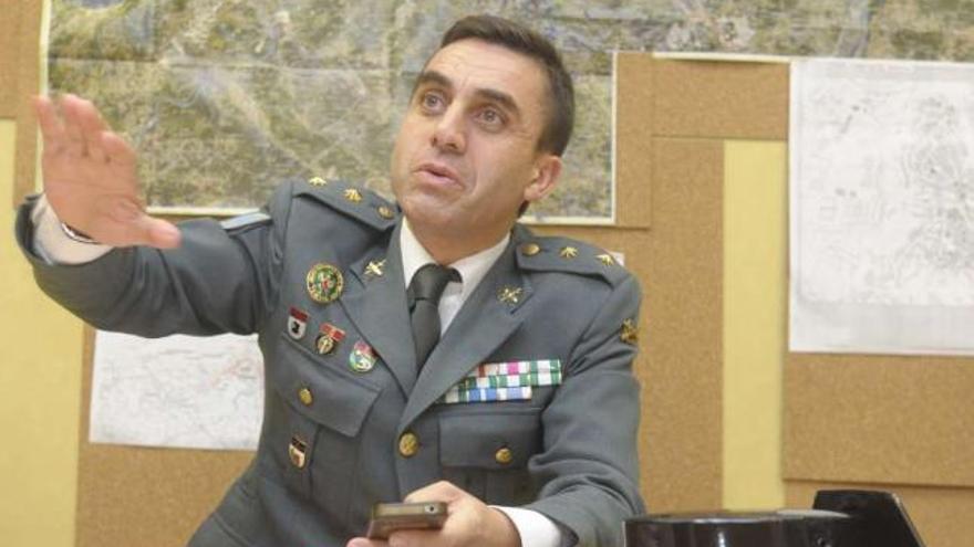 El teniente coronel Francisco Javier Molano, en un momento de la entrevista. / víctor echave