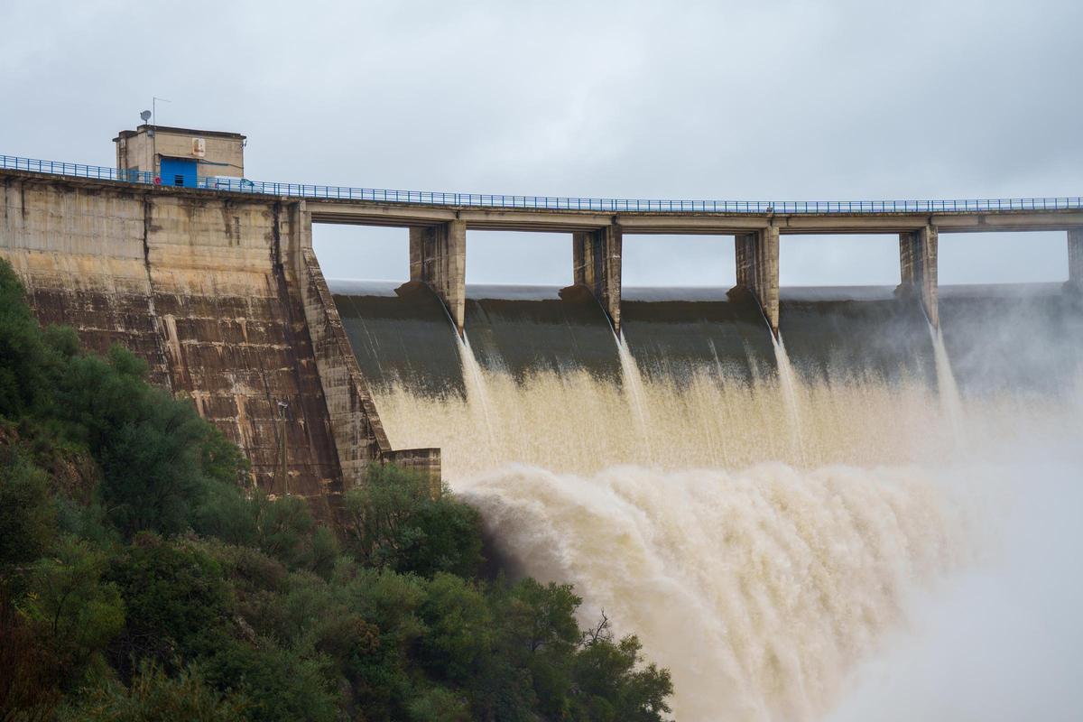 Vista de la presa del Gergal, en Sevilla, aliviandop agua tras las últimas lluvias torrenciales en Andalucía.