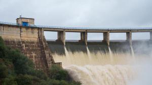 Vista de la presa del Gergal, en Sevilla, aliviandop agua tras las últimas lluvias torrenciales en Andalucía.