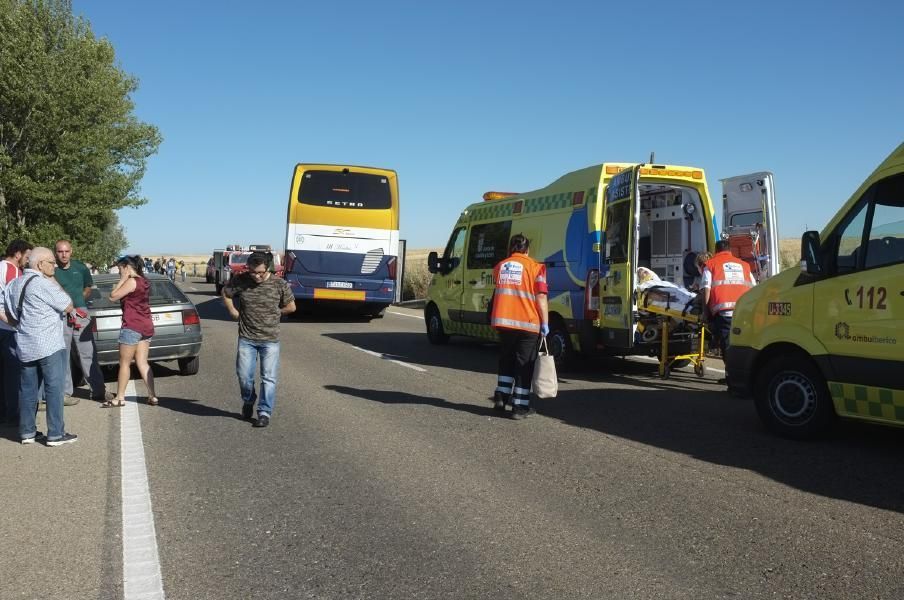 Accidente entre un autobús y un tractor en Fuentes