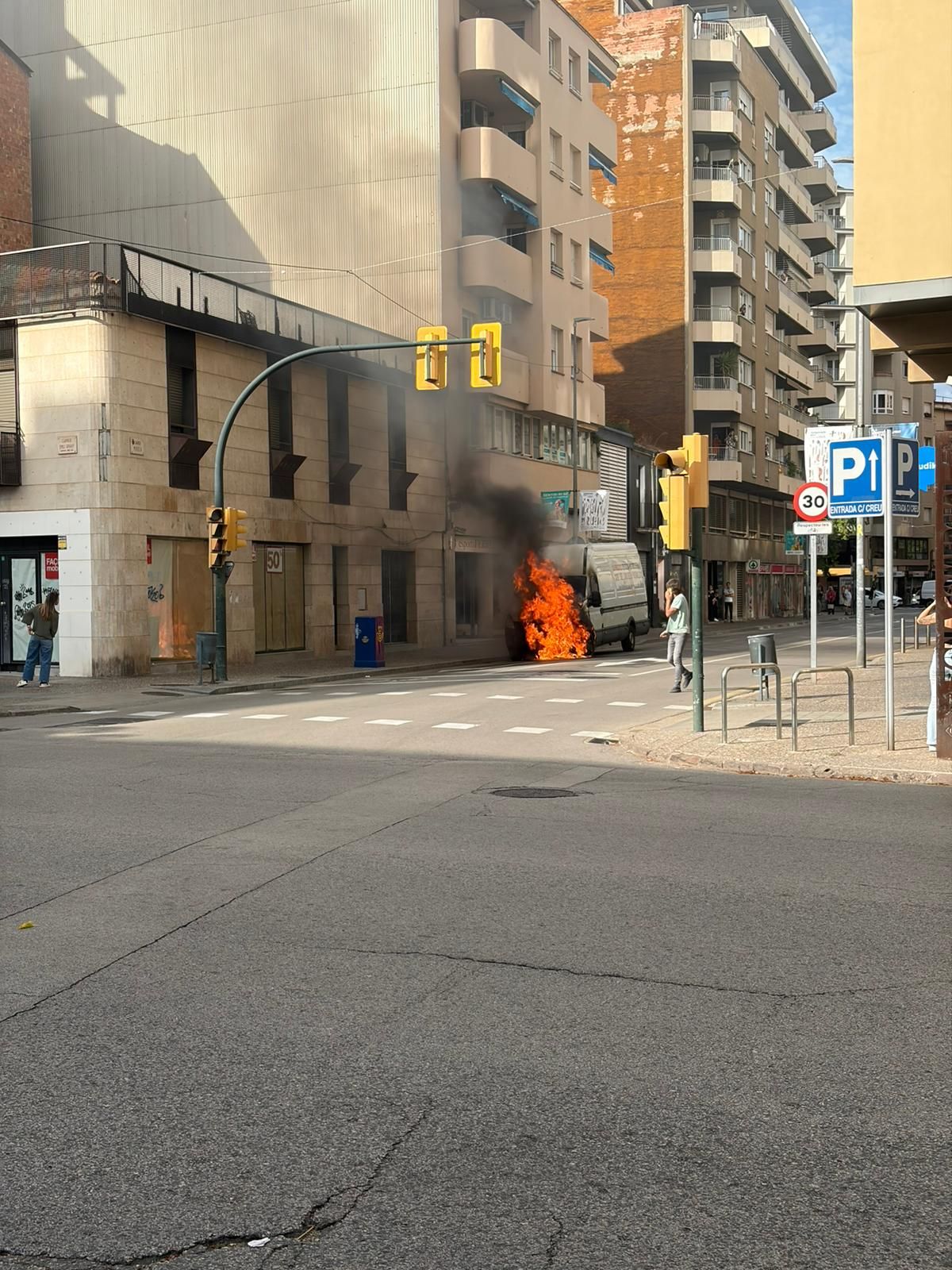 Les fotos de l'incendi d'un vehicle al carrer Migdia de Girona