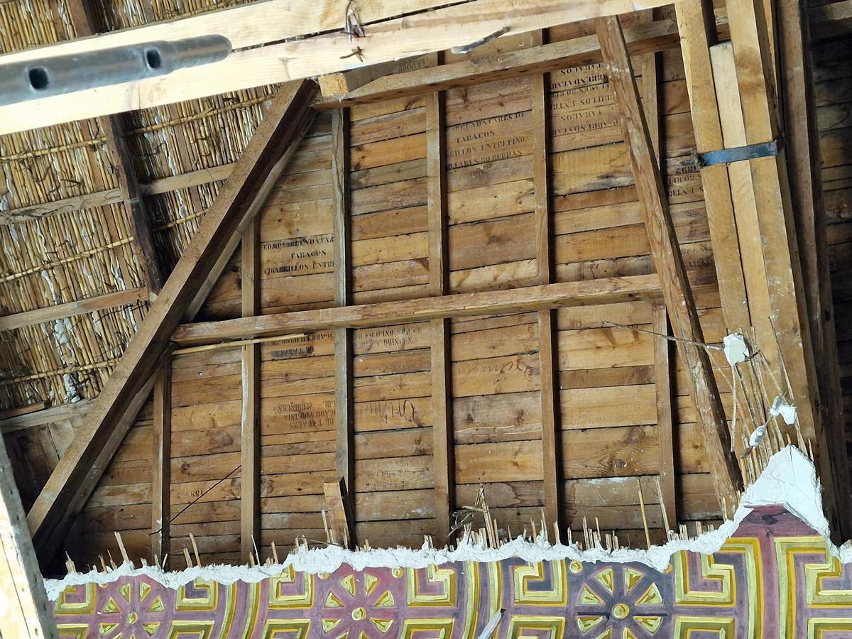 Detalle del tablero de la cubierta del salón de bailes con la madera de las cajas de tabaco