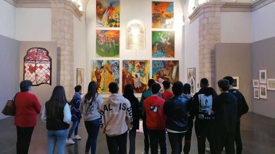 En la imagen superior, estudiantes admiran la exposición “La Iberoamericana”. A la izquierda, el público disfruta de un recital en la “Noche Blanca”. En la fotografía inferior, la OSCyL  actúa en el festival “Jesús López Cobos”.