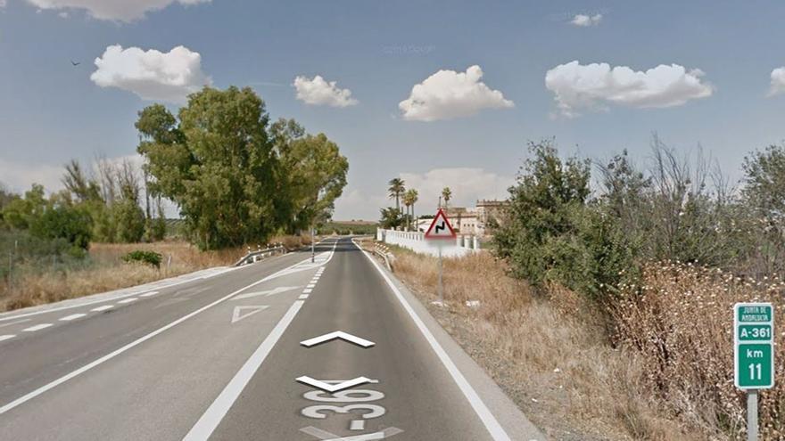 Carretera donde se ha producido el siniestro en el municipio sevillano de Morón de la Frontera.