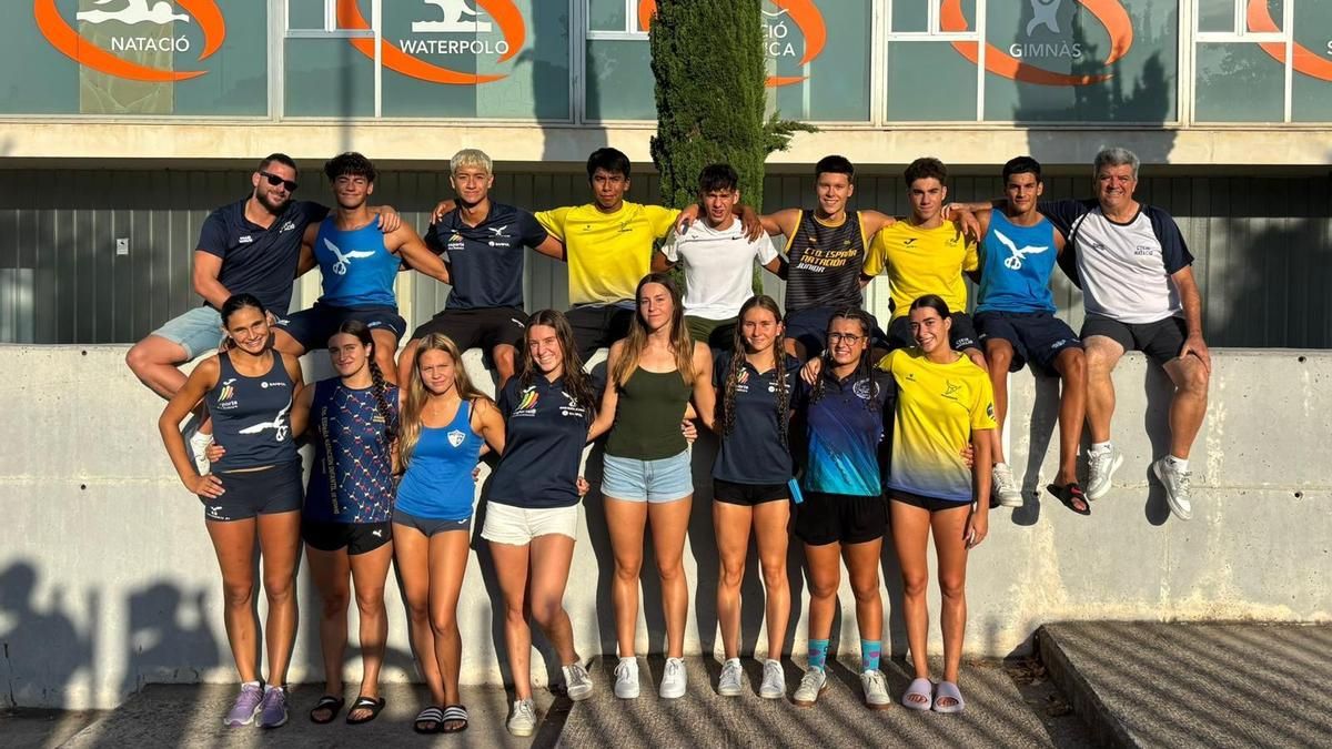 Los nadadores de Balears posan en Castellón, sede del Nacional de categoría junior
