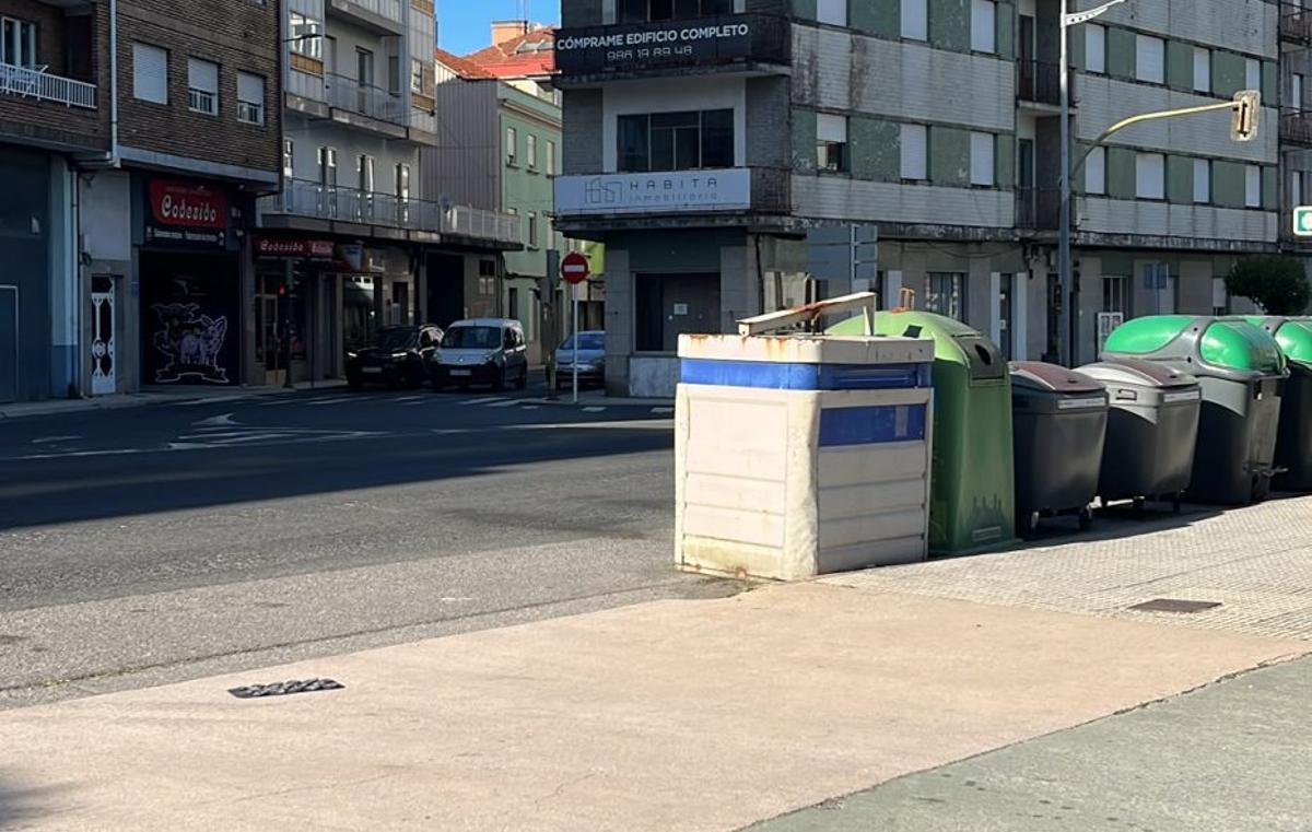 Isla de contenedores justo a la salida del parking del Froiz. |