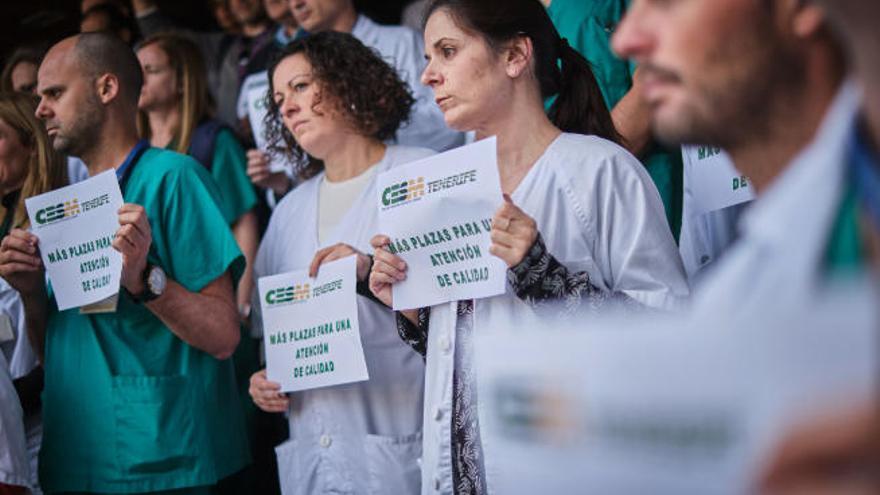 Médicos del Hospital de La Candelaria en una manifestación en contra de las oposiciones.