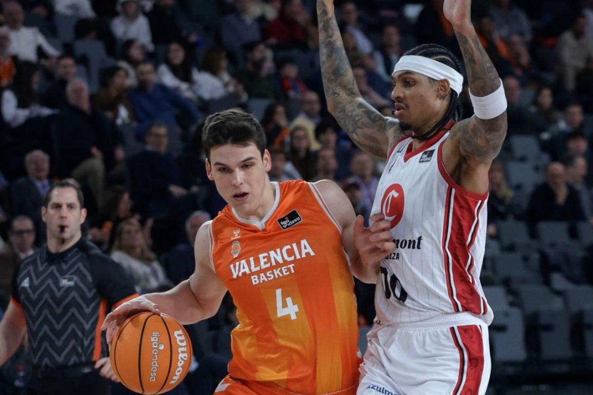 Robinson, defendiendo a Pradilla en el duelo del Roig Arena