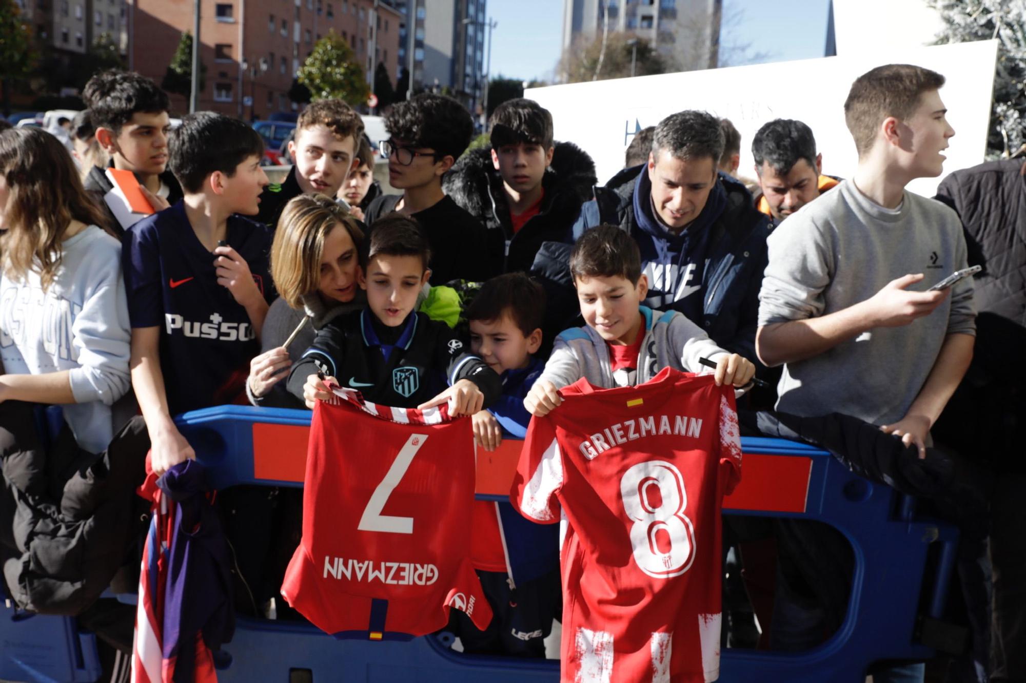 El Atlético de Madrid ya está en Oviedo: el Cholo, aclamado a su llegada por cientos de hinchas