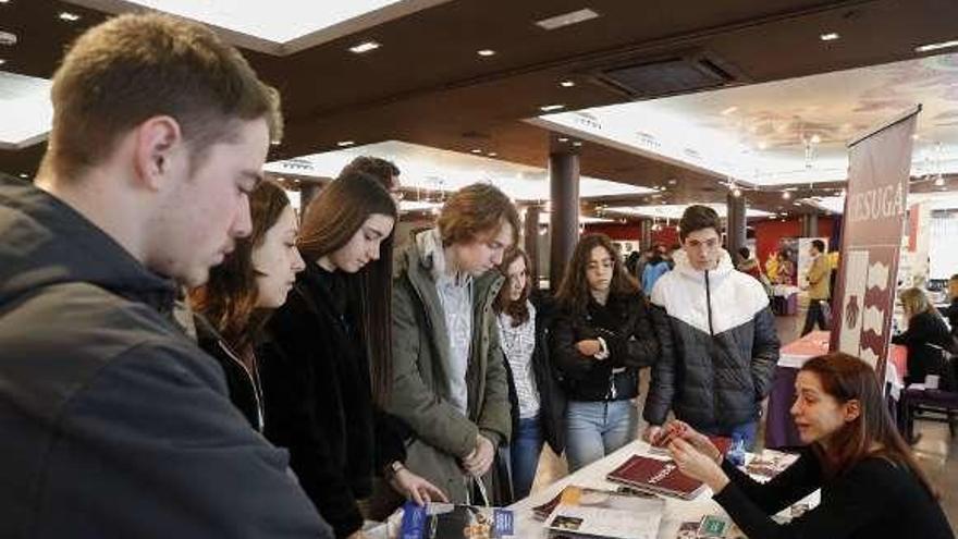 Alumnos del San Fernando, ayer, recibiendo información en uno de los stands de la Feria de las Universidades.