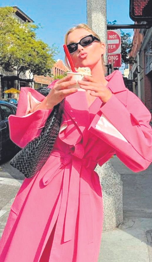 La modelo Elsa Hosk con vestido abrigo de Anouki.