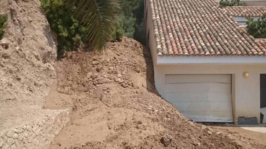 El desprendimiento de una ladera obliga a desalojar una vivienda en Altea