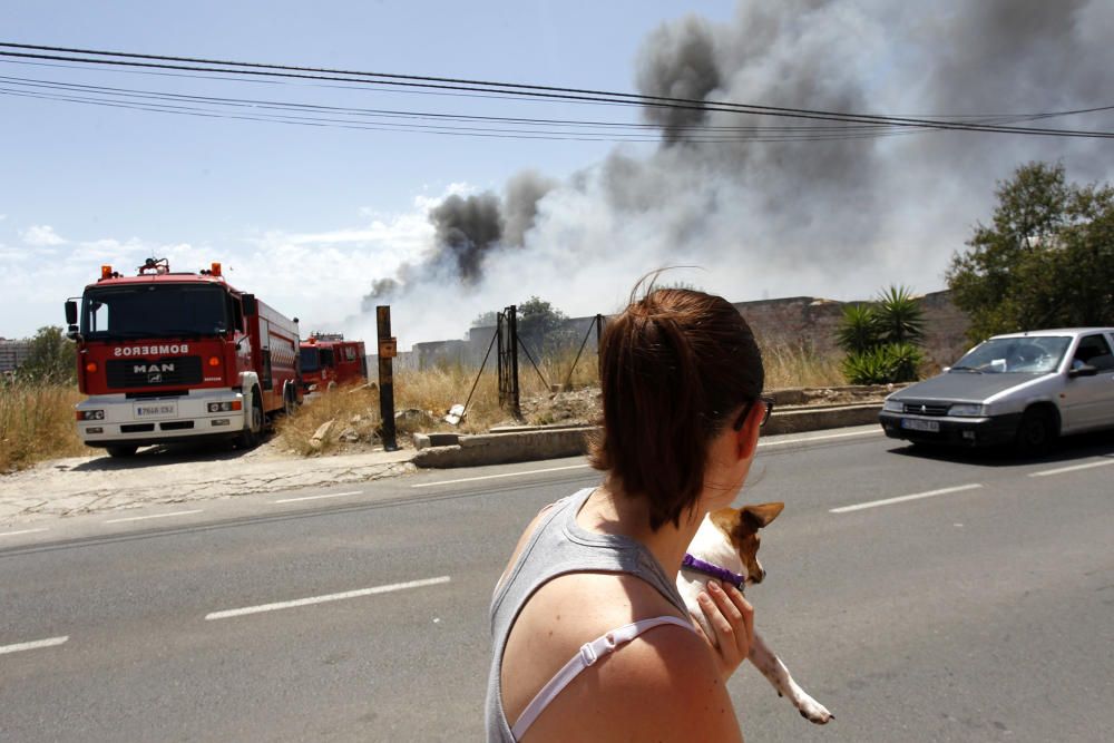 Incendio junto al cementerio de Castelló