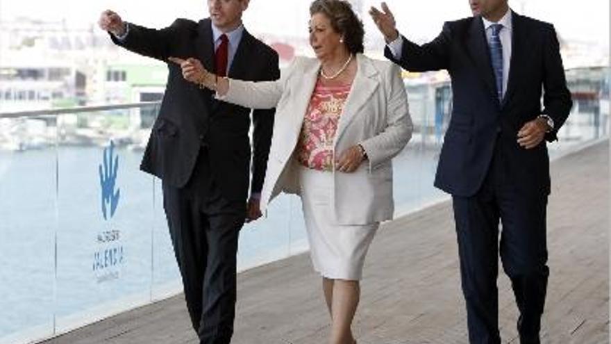 en la dársena. Alberto Ruiz-Gallardón, Rita Barberá y Francisco Camps, ayer en Valencia.