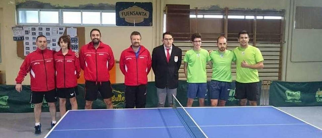 A la izquierda, los componentes del Luarca Tenis de Mesa. lne