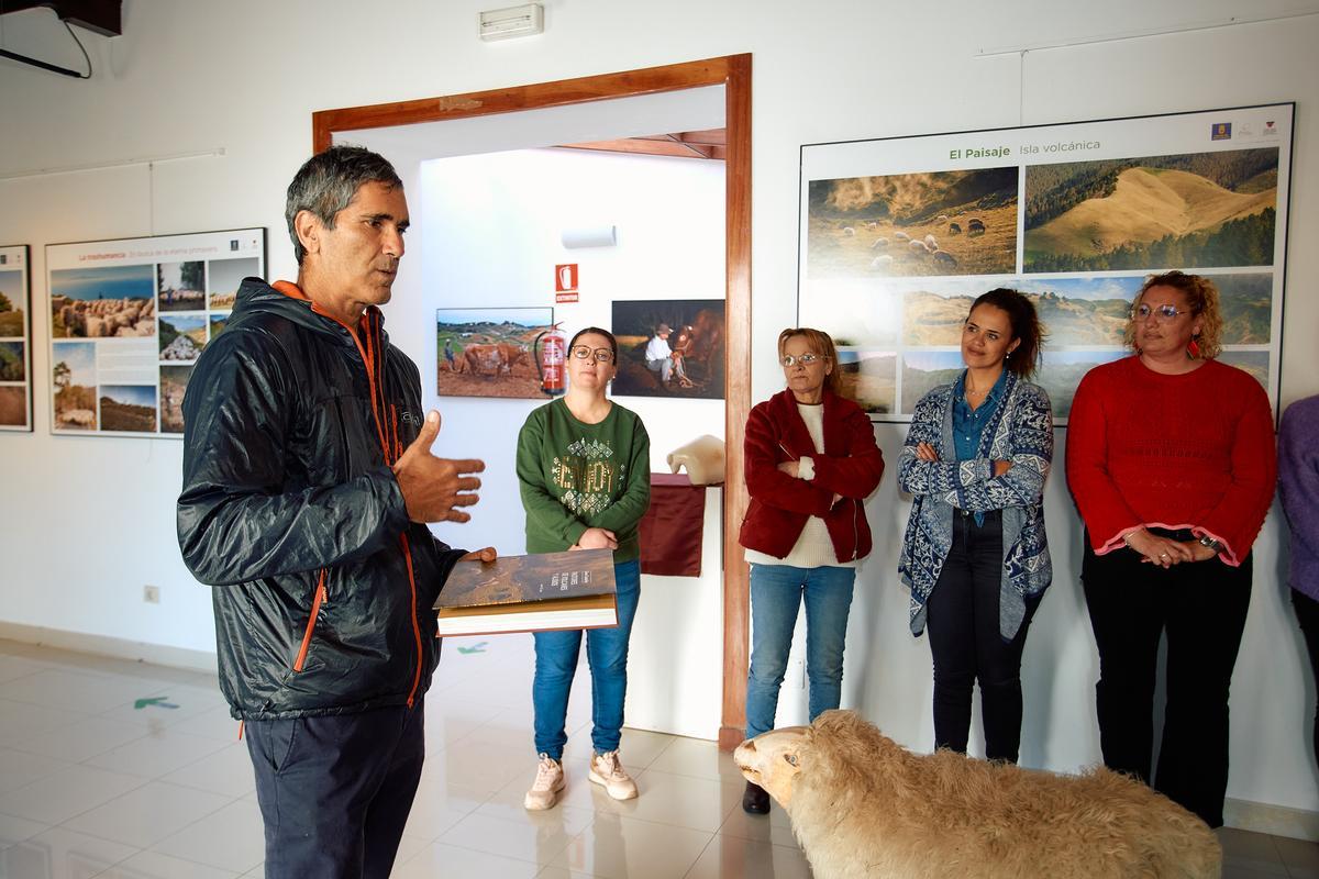 Javier Gil en la exposición sobre pastores y volcanes.