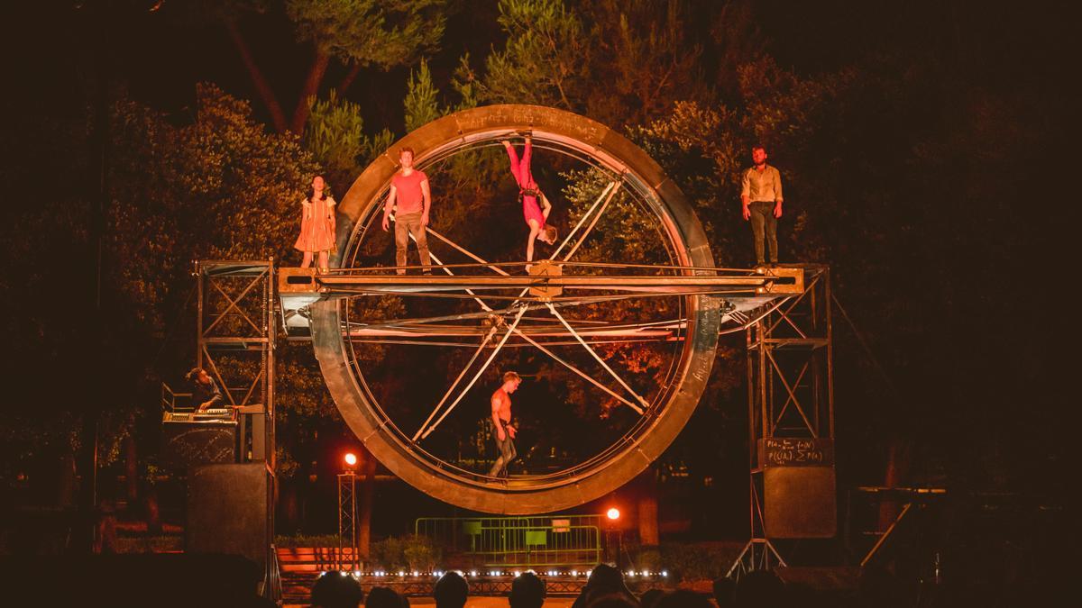 L&#039;espectacle de la companyia francesa Bivouak al Parc Bosc de FIgueres.