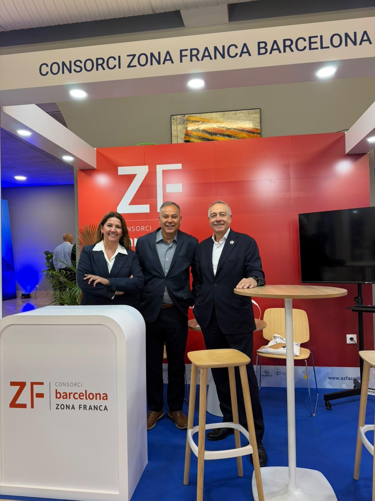 Delegación del Consorci de la Zona Franca de Barcelona (CZFB), formada por la directora general, Blanca Sorigué, el presidente ejecutivo, Pere Navarro, y el nuevo presidente de la AZFA, Carlos Wong.