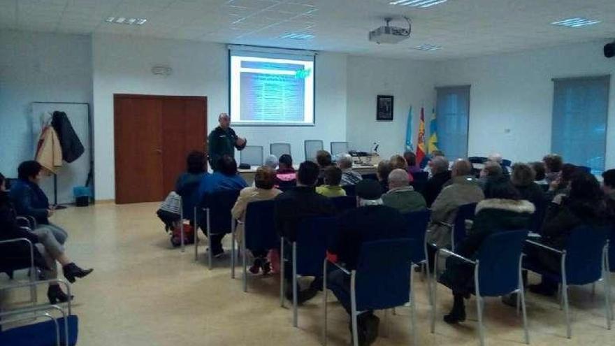 Un agente, durante una charla sobre seguridad a mayores . // G.Civil