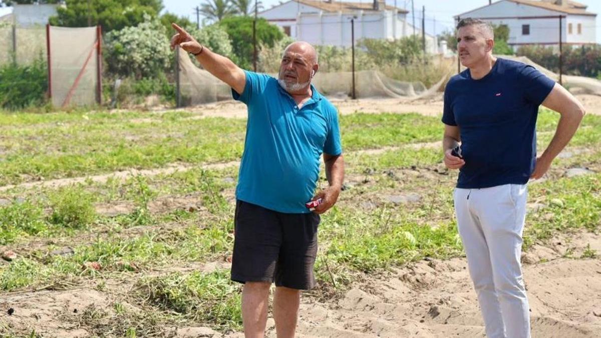 Vicent Navarrete, en sus campos, junto al alcalde de Cullera, Jordi Mayor