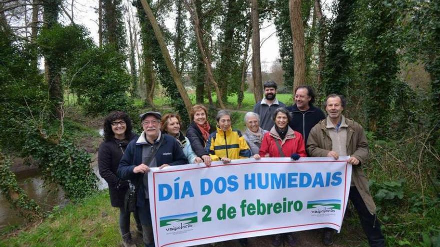 Participantes, ayer, en la visita guiada organizada por Vaipolorío a las Brañas del río Tomeza. // G. Santos