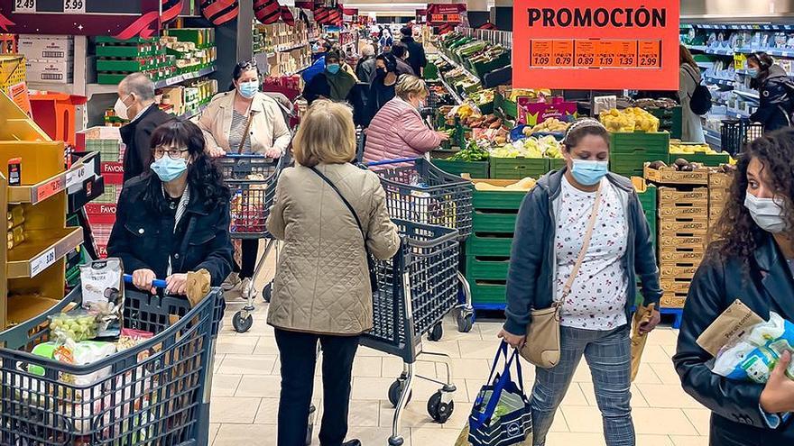 Varias personas en un supermercado.